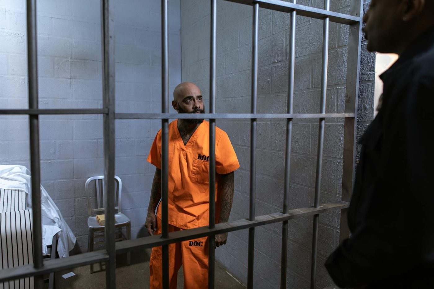 Cipiers in de frontlinie: tussen overbevolking, agressie en corruptie