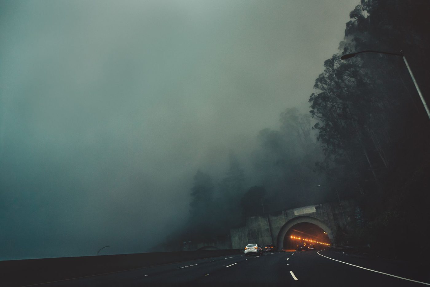 9 auto's op een hoop in de mist: waarom je slimme auto je niet redt