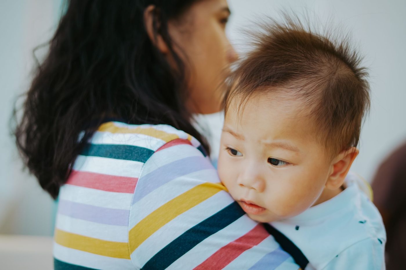 Moeder houdt baby zeven maanden lang rechtop uit angst voor verstikking