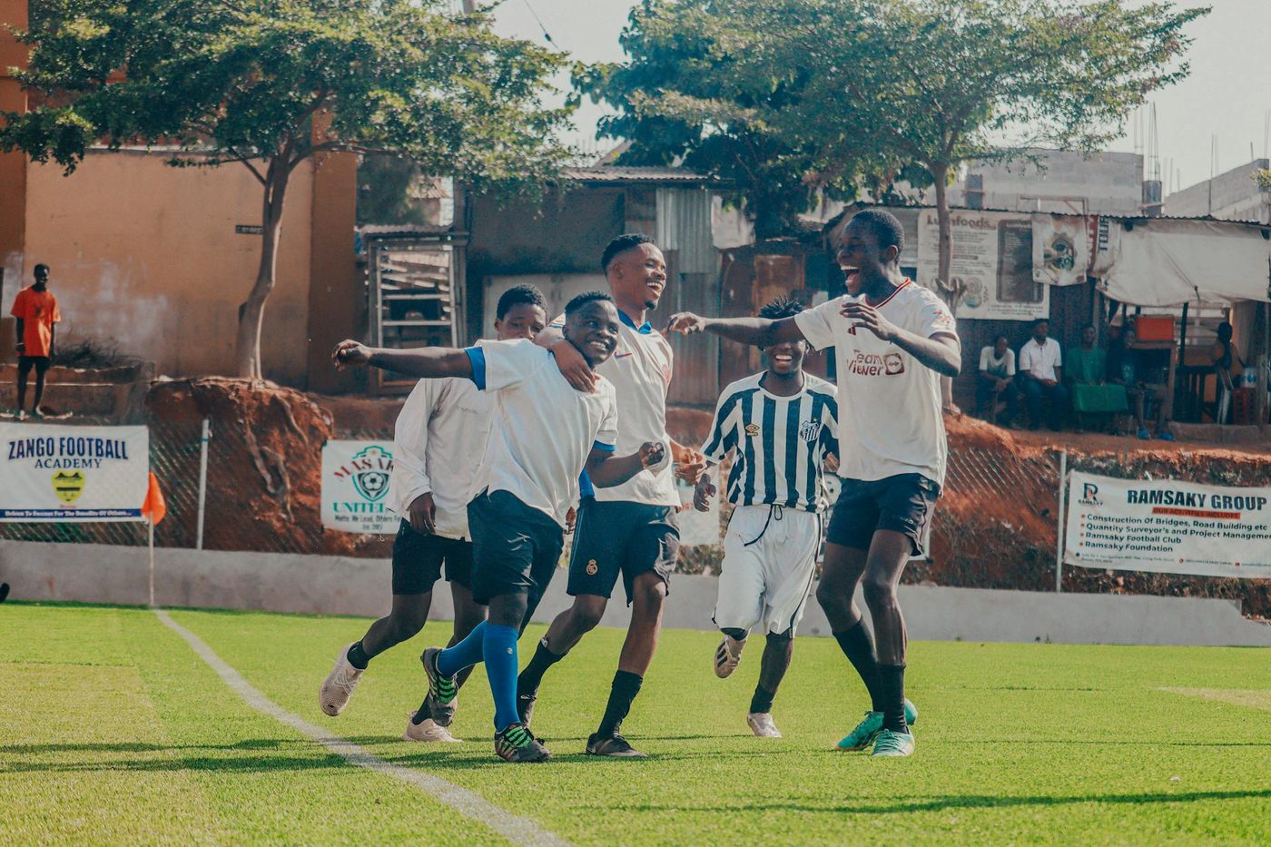 Antwerp en Genk grijpen cruciale zege in de play-offs