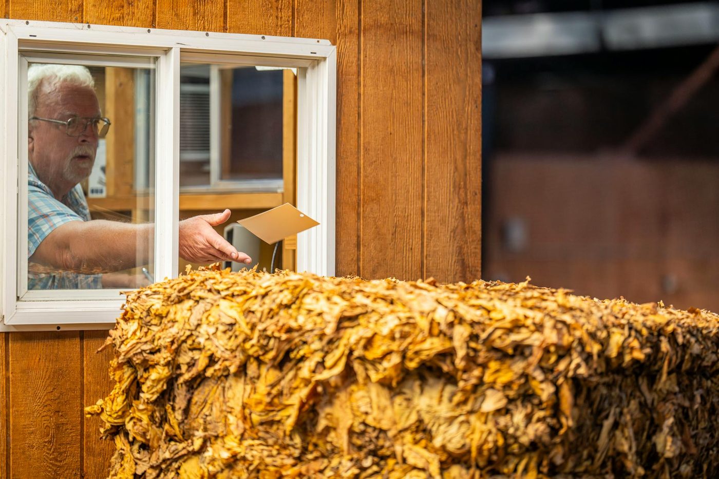 Tabakswinkels aan de Belgisch-Nederlandse grens blijven trekpleister voor rokers