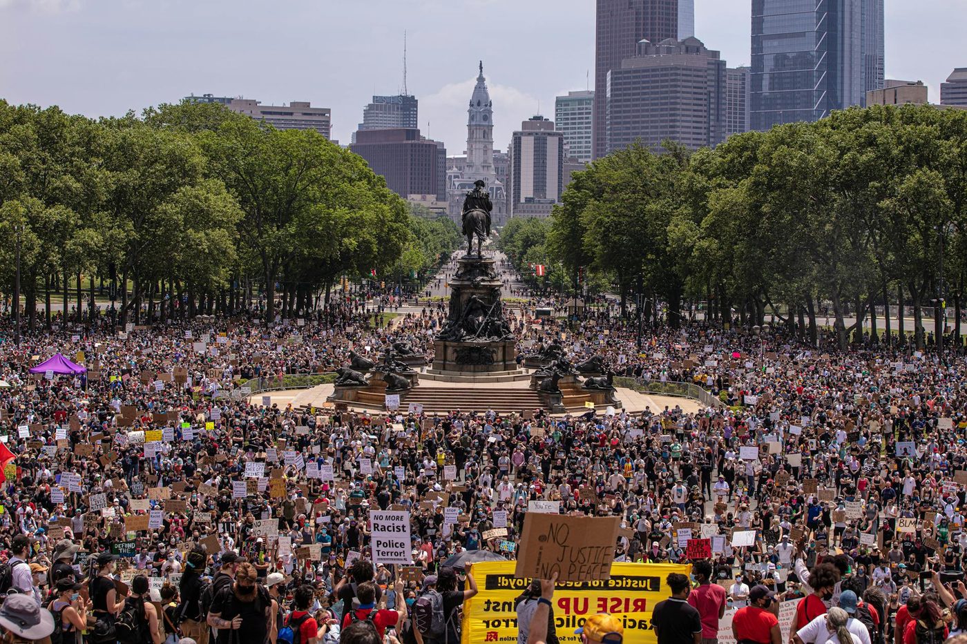 Honderden demonstranten verzamelen zich aan het Poelaertplein tegen abortus en euthanasie