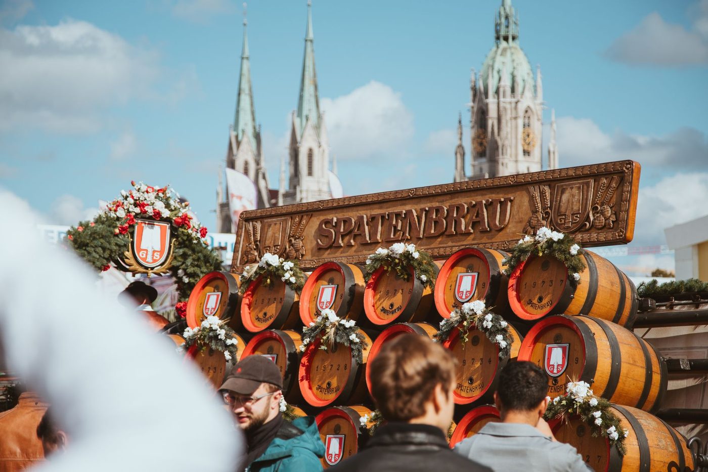 München pakt kwast: decolletés en korte rokken vrouwenbeelden Oktoberfest overschilderd