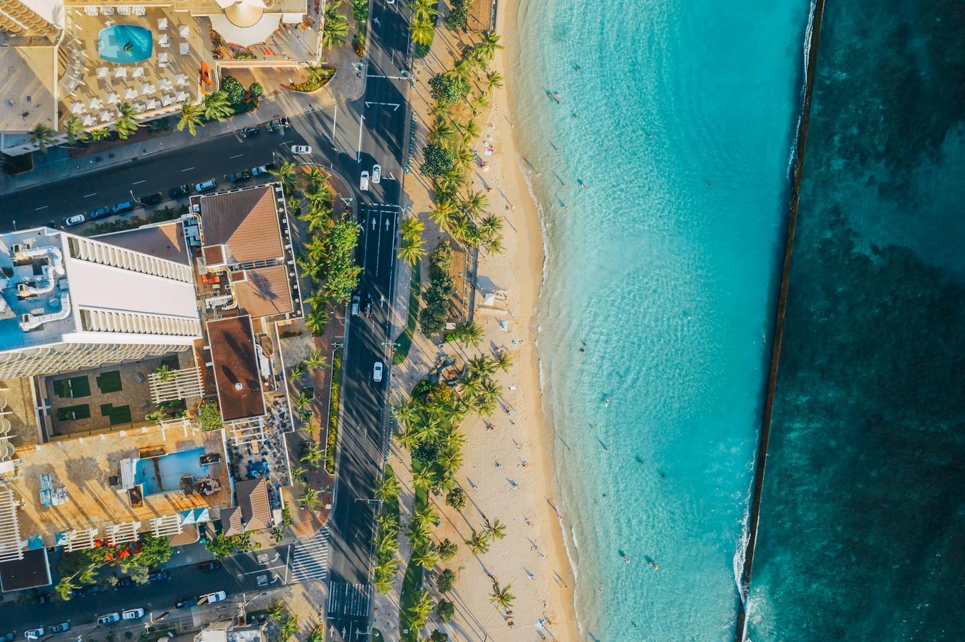 Hawaii zet oceaanplastic om in asfalt voor wegenbouw