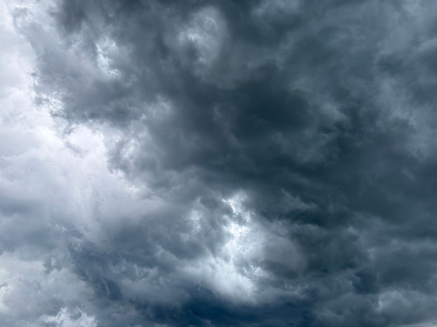KMI waarschuwt: onweer en stevige buien trekken vanavond over het land