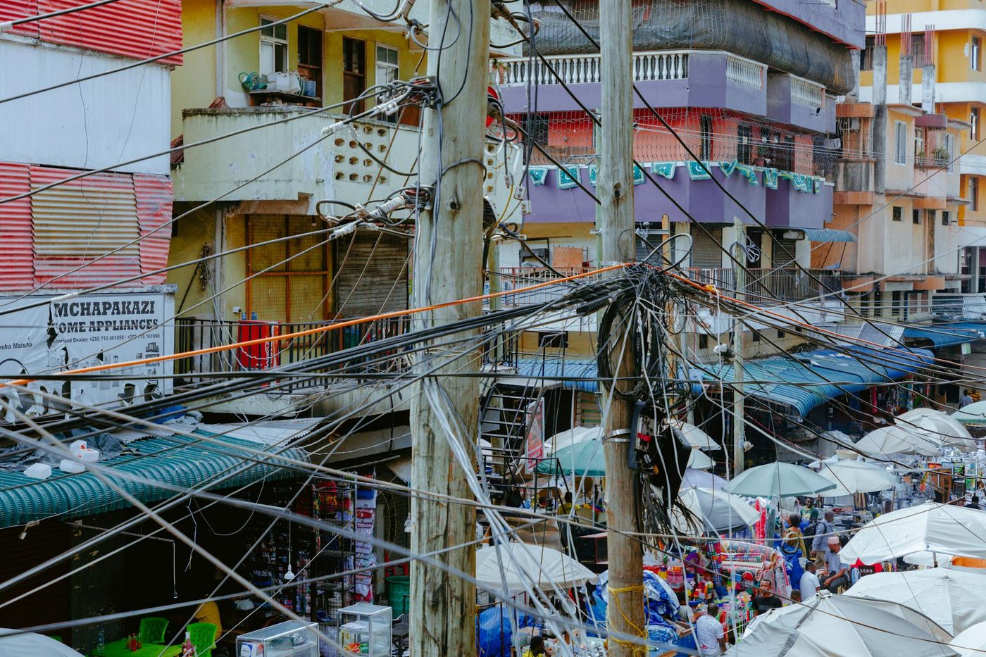 Automobilist rijdt in op voetgangers in Derby, meerdere zwaargewonden