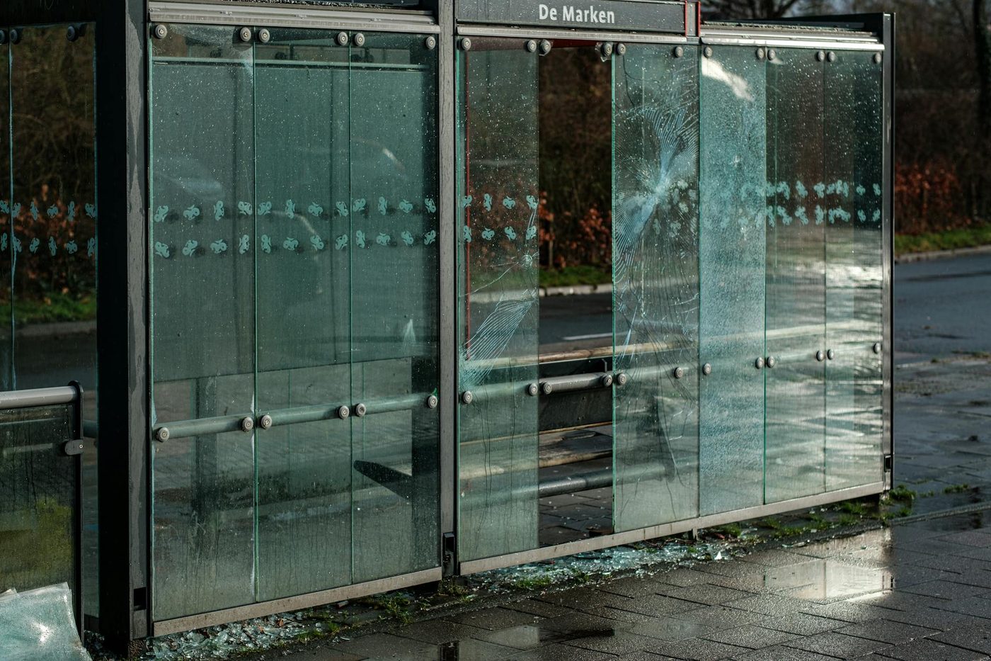 Schade aan expo aanslagen 22 maart waarschijnlijk door wind, niet door vandalisme