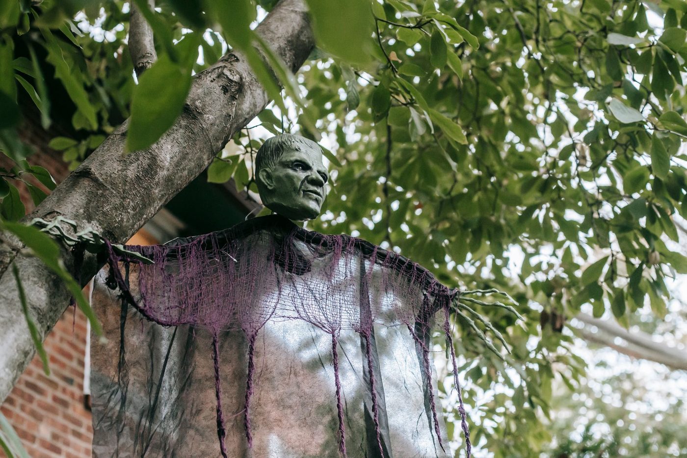 Pop met drie pijlen in de rug: deze Halloweenversiering deelt Erps-Kwerps in twee kampen