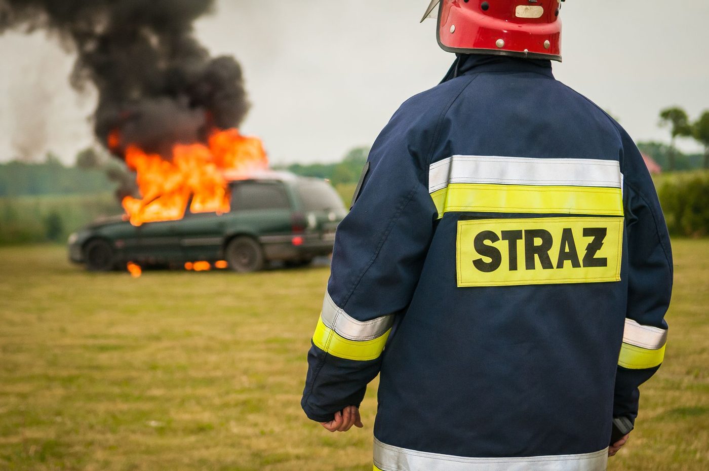 Politie redt bestuurder uit brandende Mercedes