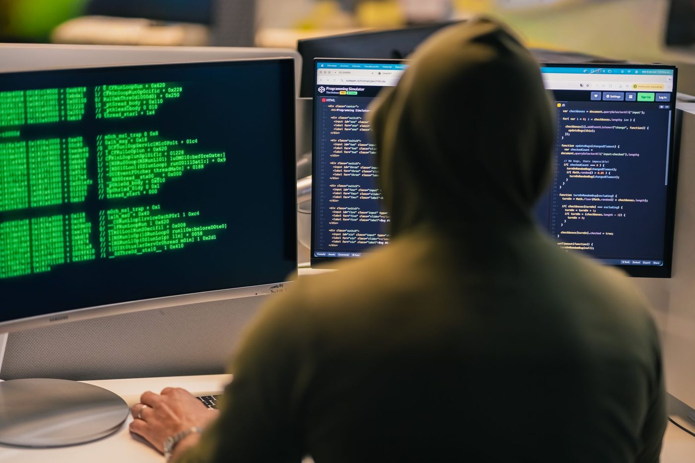 Onderzoek naar darkweb-platform dat naaktfoto's van duizenden vrouwen verhandelt