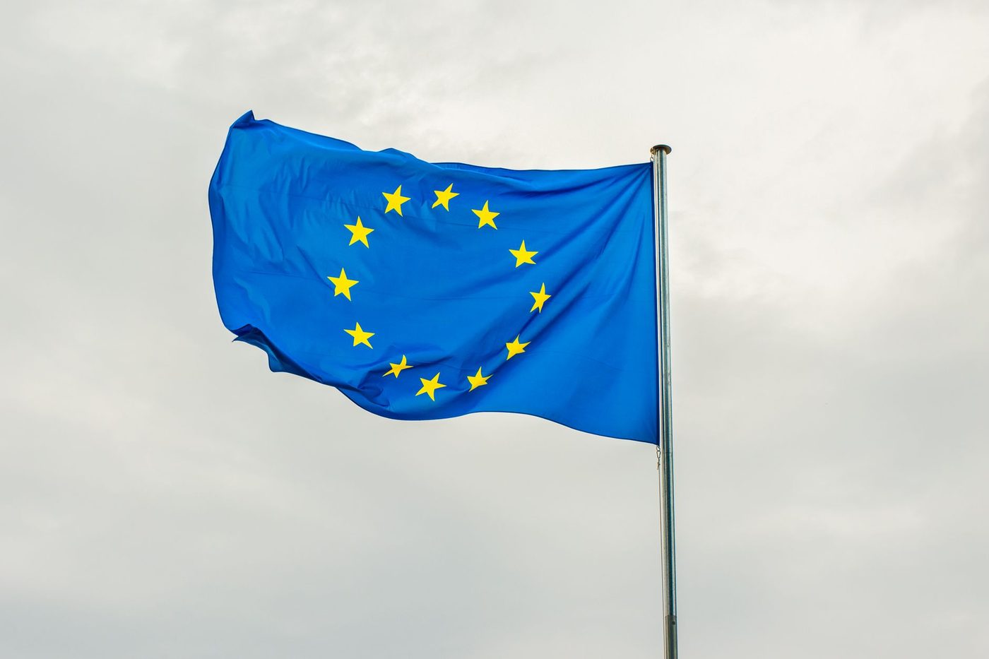 EU wil sancties tegen twee Russische oligarchen opheffen — Oekraïne is woedend
