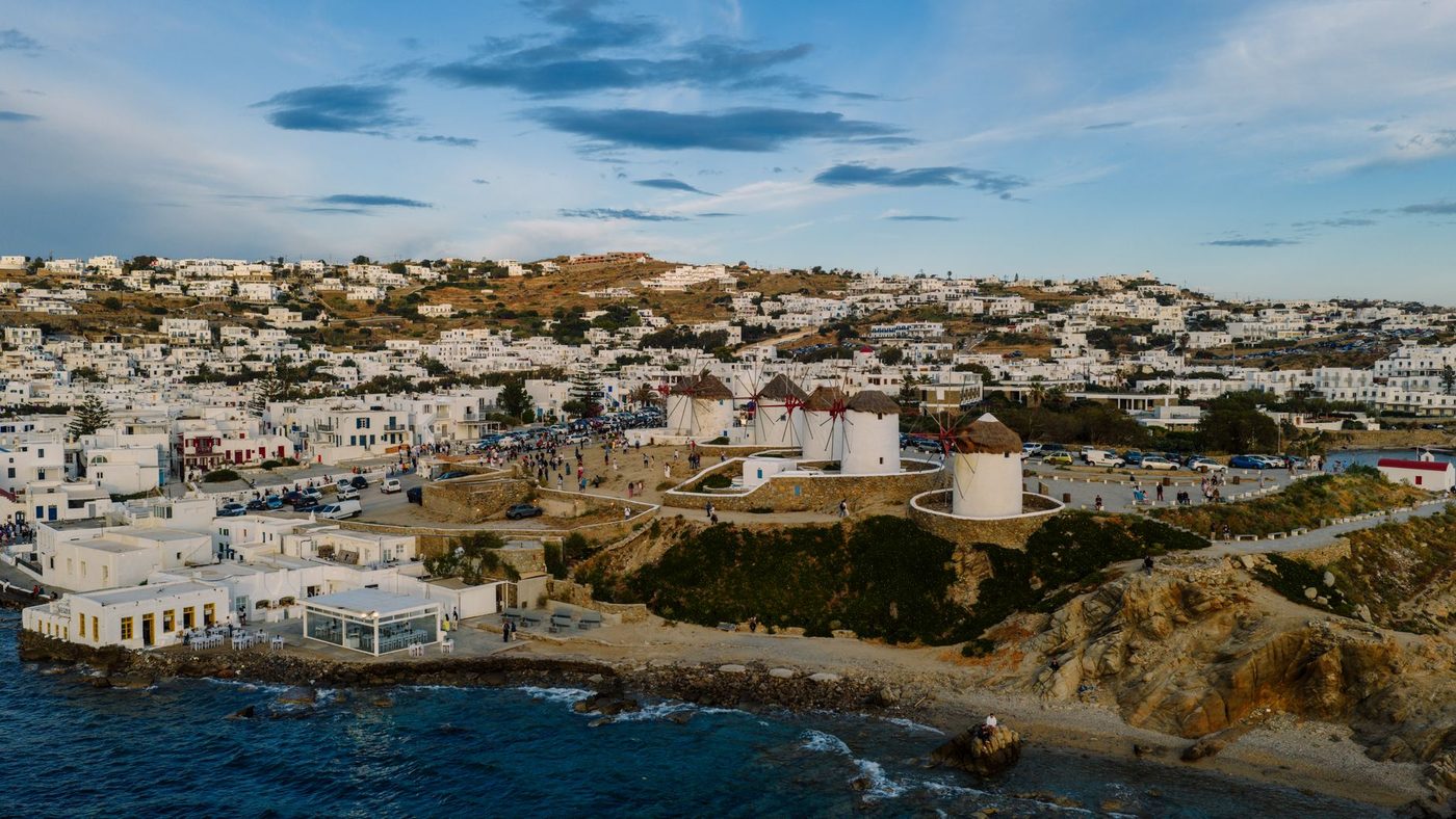 Amerikaanse influencer Olivia Silfies beschuldigt Nederlandse man van glaswerping op Mykonos en schakelt advocaat in