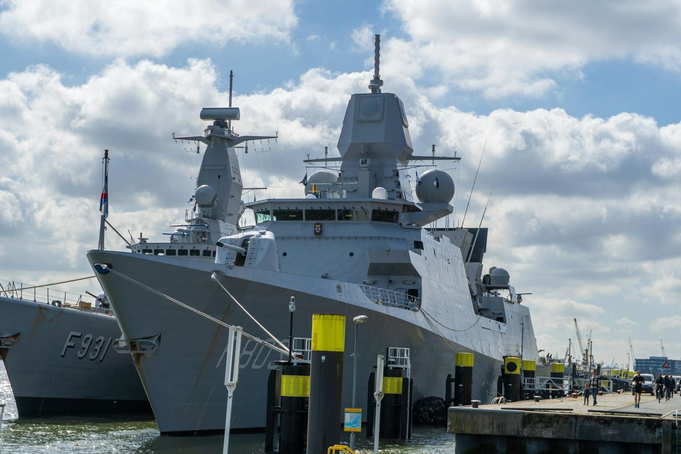 Raketaanval op VS-schip in Straat van Hormuz jaagt olieprijs op