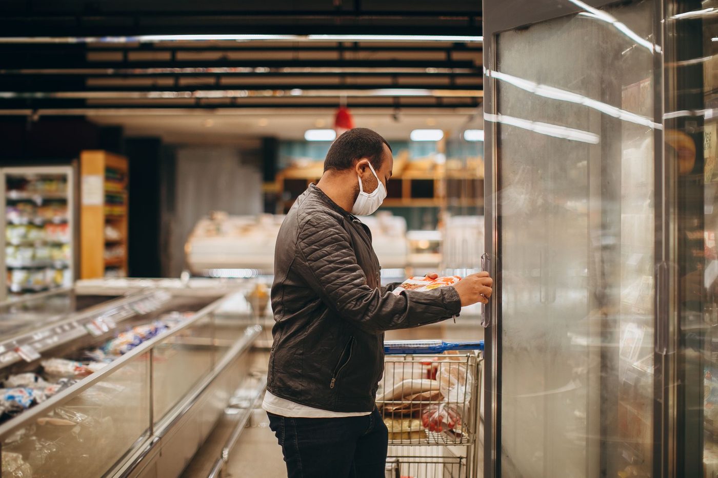Boodschappen worden voor vierde maand op rij goedkoper