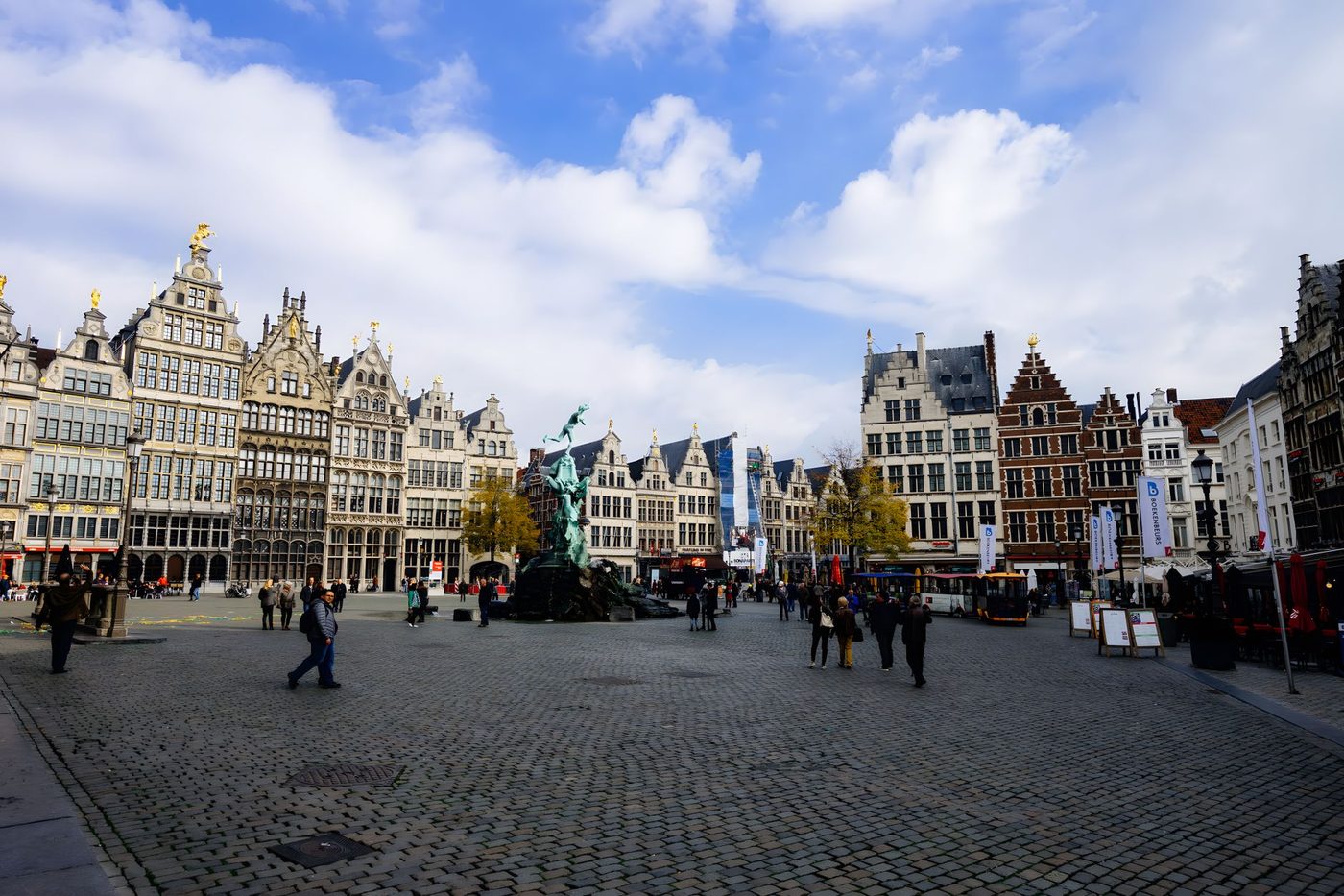 Bloementapijt op Grote Markt viert 160 jaar Belgisch-Japanse vriendschap