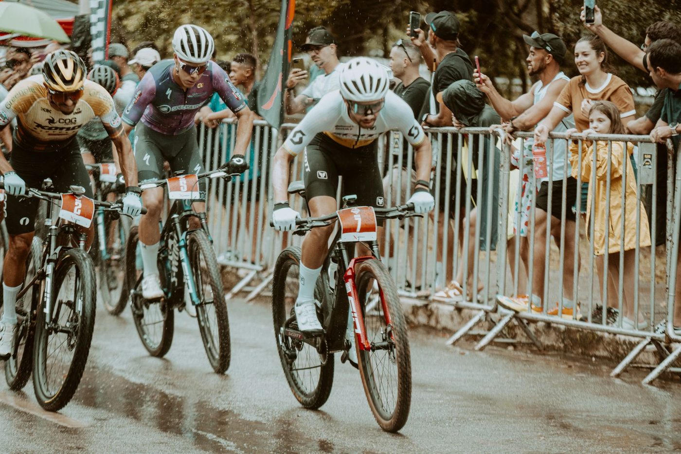 Peloton houdt hart vast: nachtelijke feesten op Alpe d'Huez dreigen Tourrit te ontwrichten