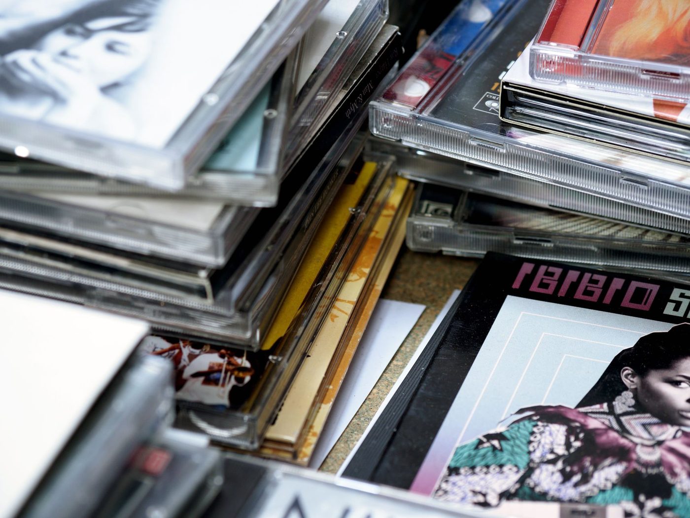 Duitse politie slaat hard toe: 33.000 verboden neonazi-cd's en tapes in beslag genomen