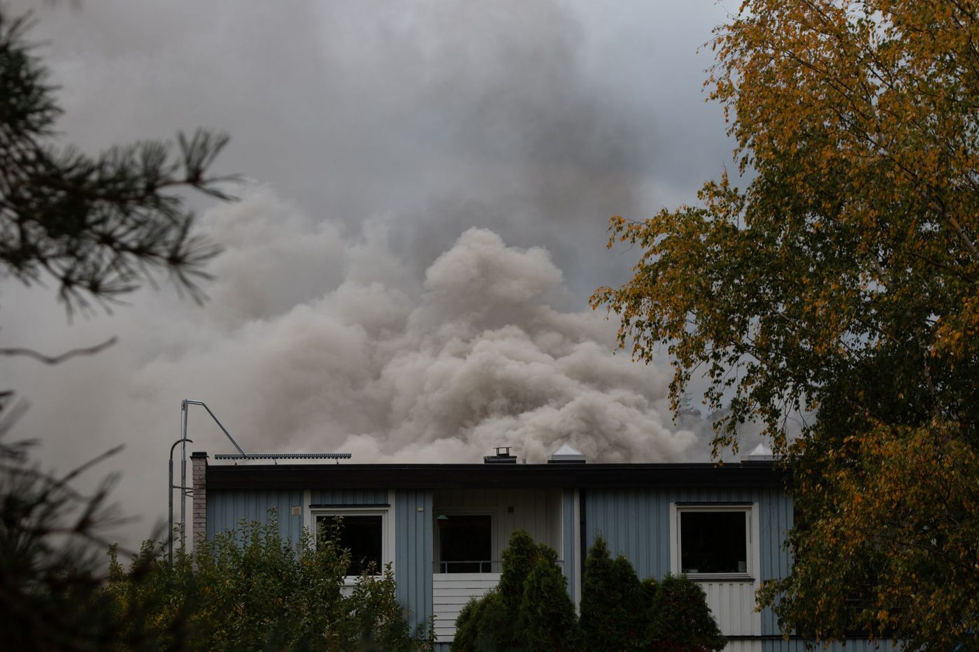 Hevige rookontwikkeling na zware woningbrand in Niel