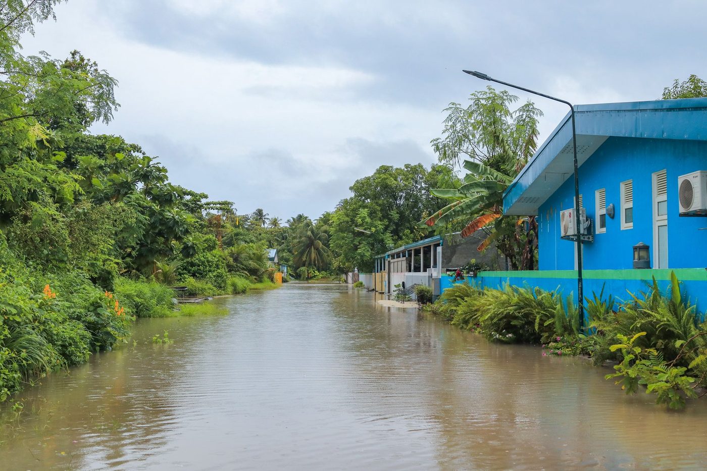 Dodelijke regenval in Spanje: chaos op luchthavens