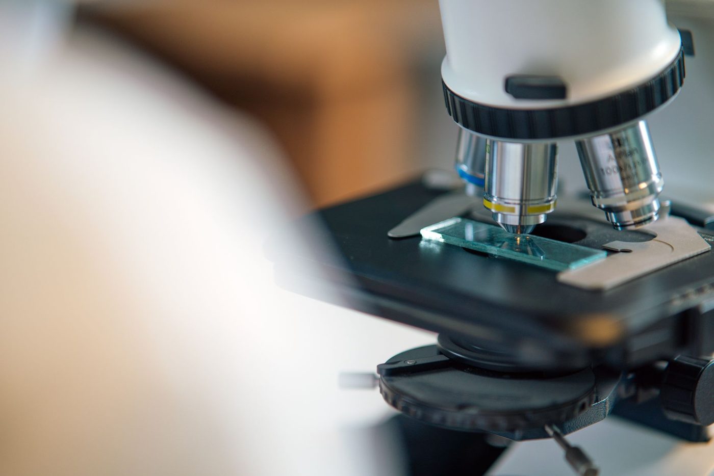 Nieuwe miniatuur-evaporator maakt precisie-depositie van atomen in STM mogelijk