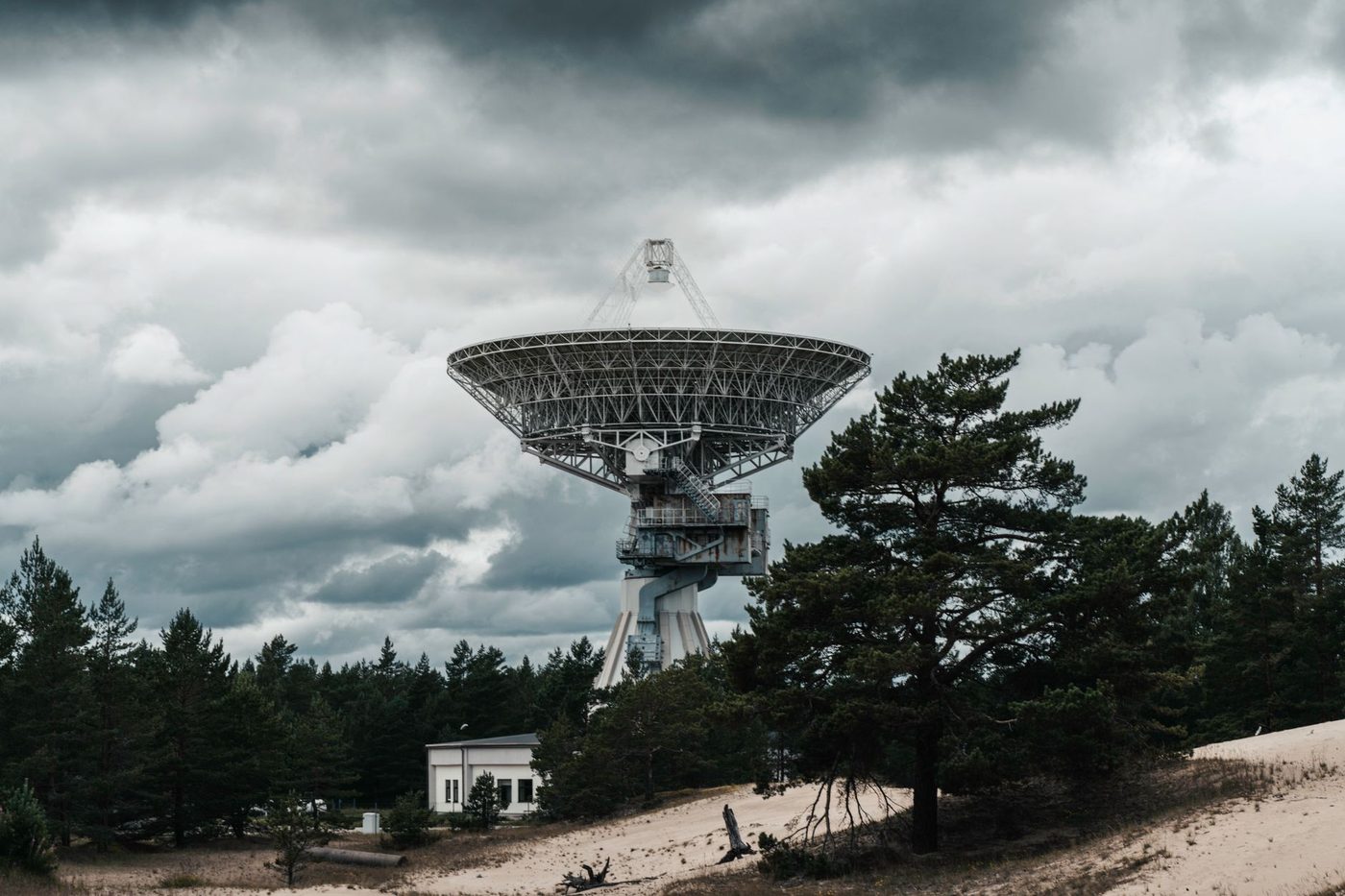Wetenschappers bestuderen atmosferische vervuiling door terugkerende satellieten vanuit privévliegtuig