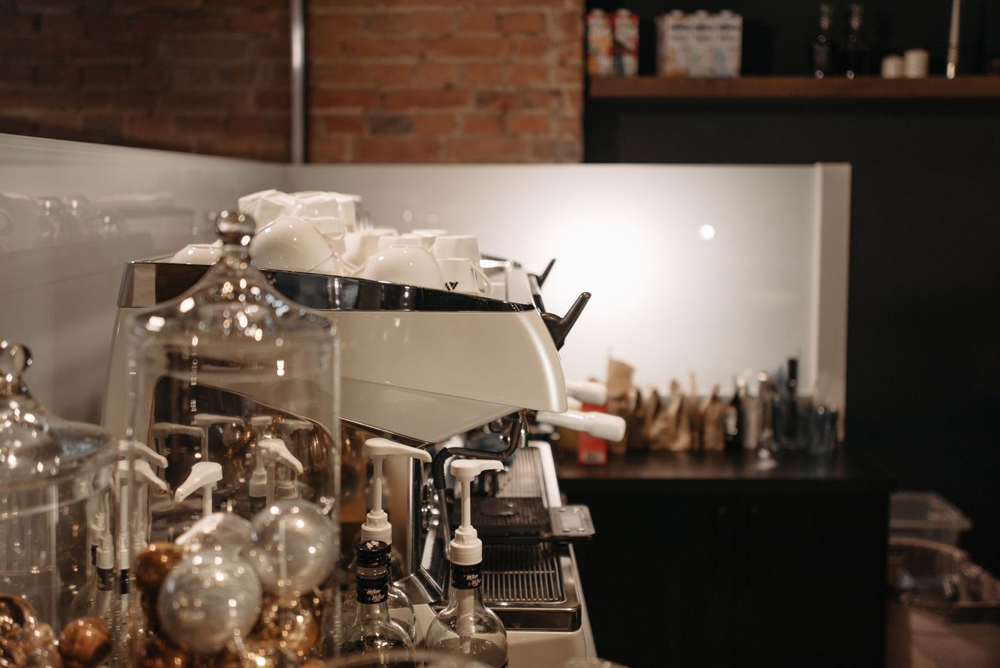 Izy Coffee herstart met 11 koffiebars: deze partijen blijven met verliezen achter