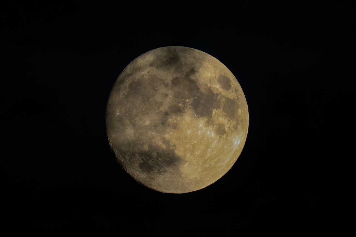 Pentagon publiceert gedeclassificeerde Apollo-beelden met onverklaarbare lichtfenomenen op de maan