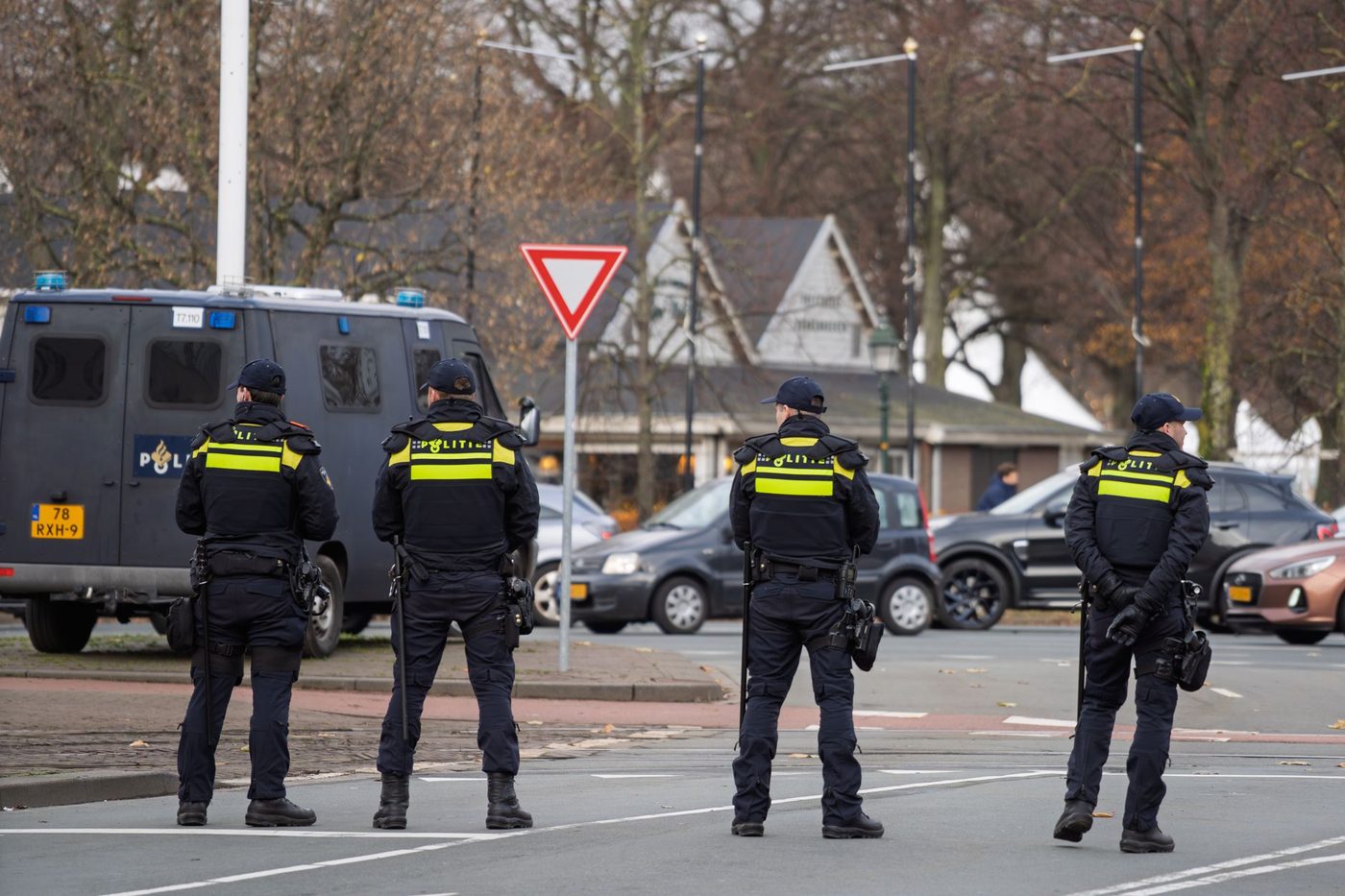 Politie vindt 30.000 euro cash en 129 vermoedelijk nagemaakte iPhones in achterkamer op het Kiel