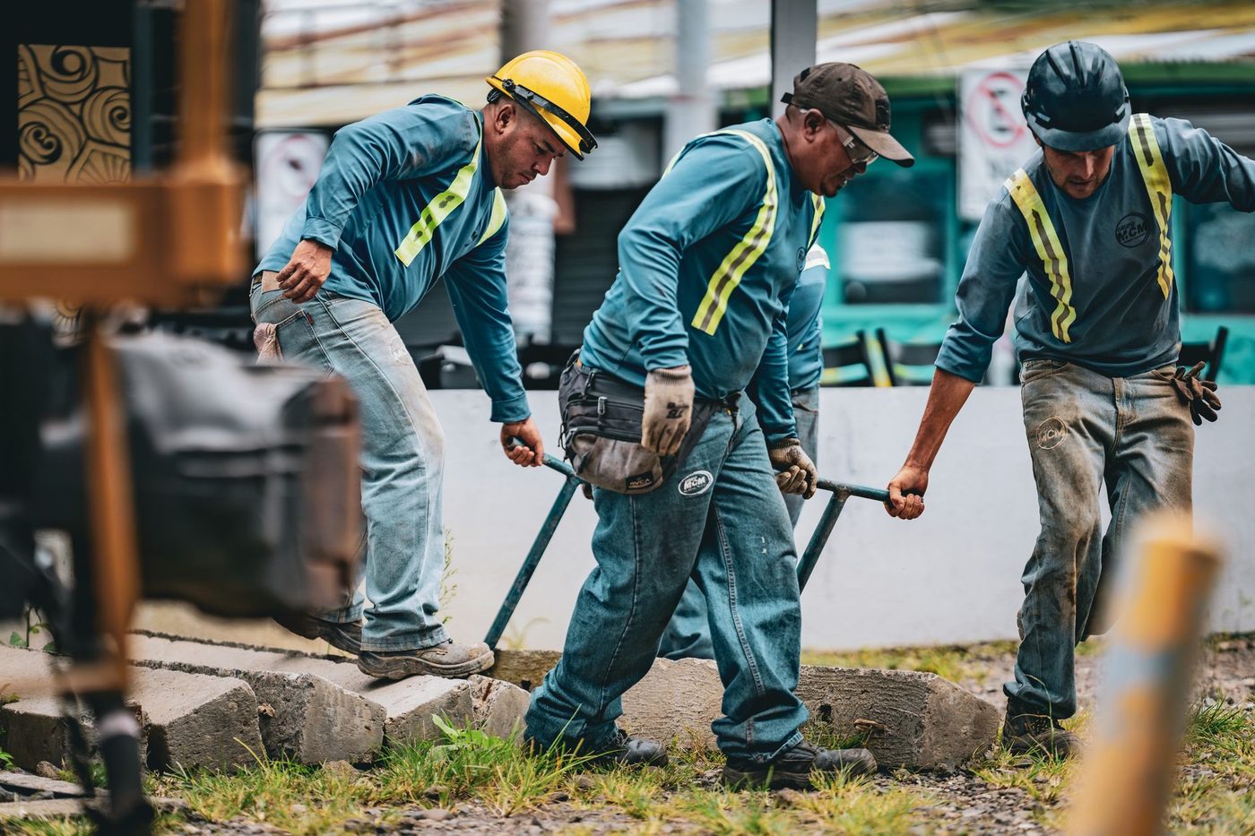Collega's redden bestolen aannemer uit Poelkapelle: snel weer aan het werk