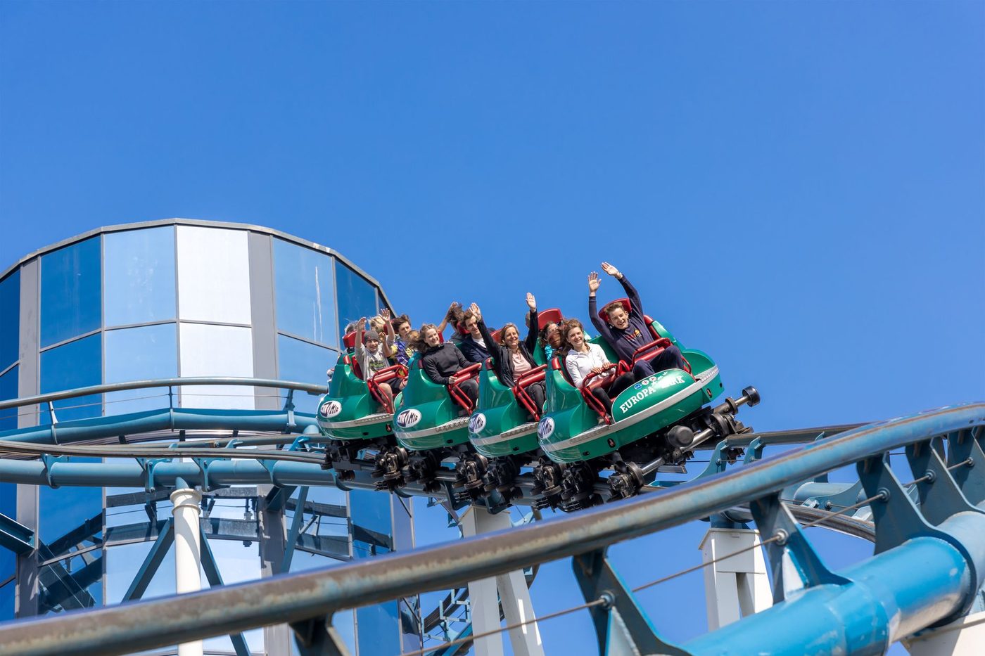 Man valt dodelijk uit achtbaan in Six Flags-pretpark: ook meerdere gewonden