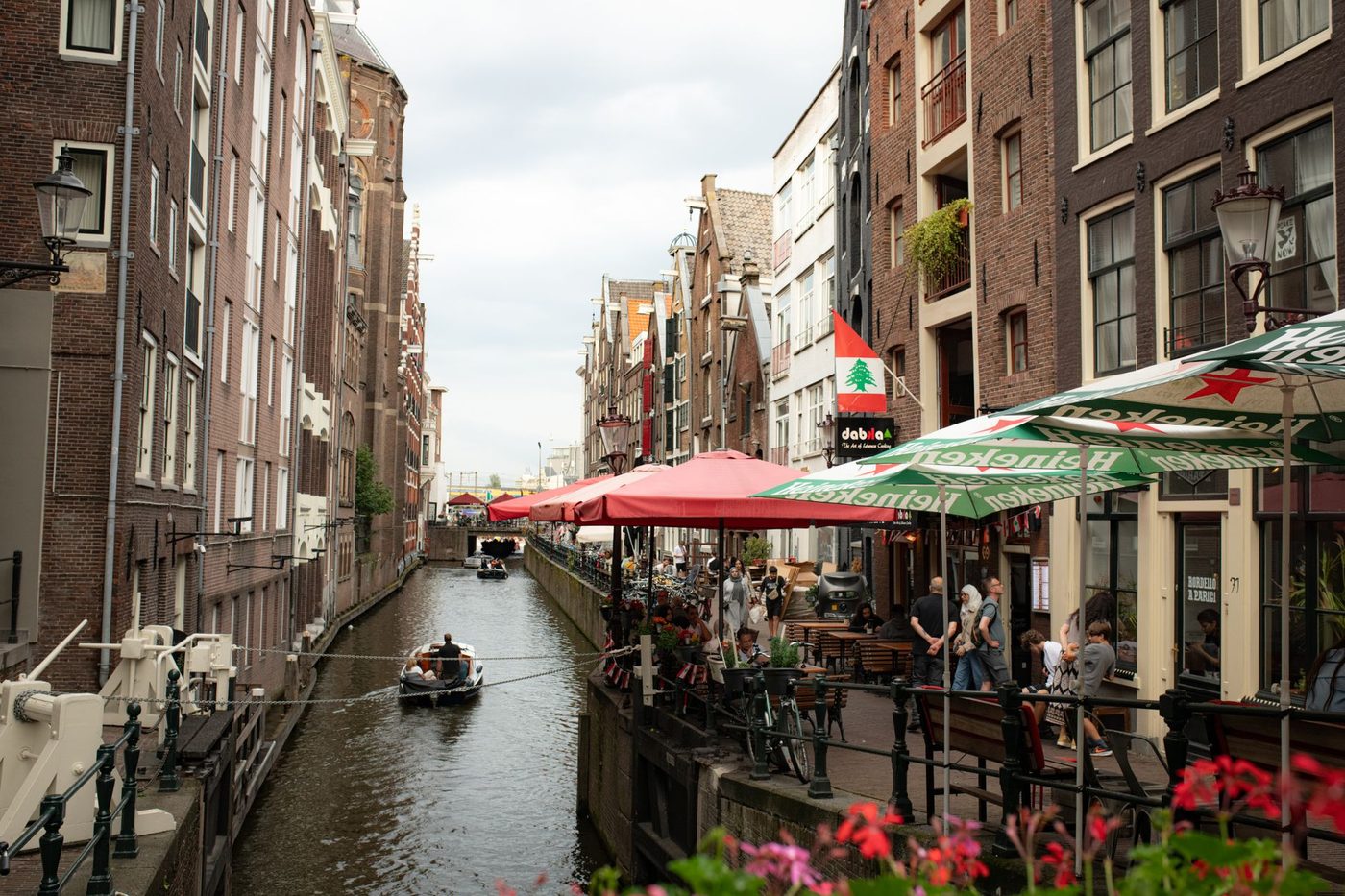 Dodelijke schietpartij op druk Amsterdams terras na ruzie over hond