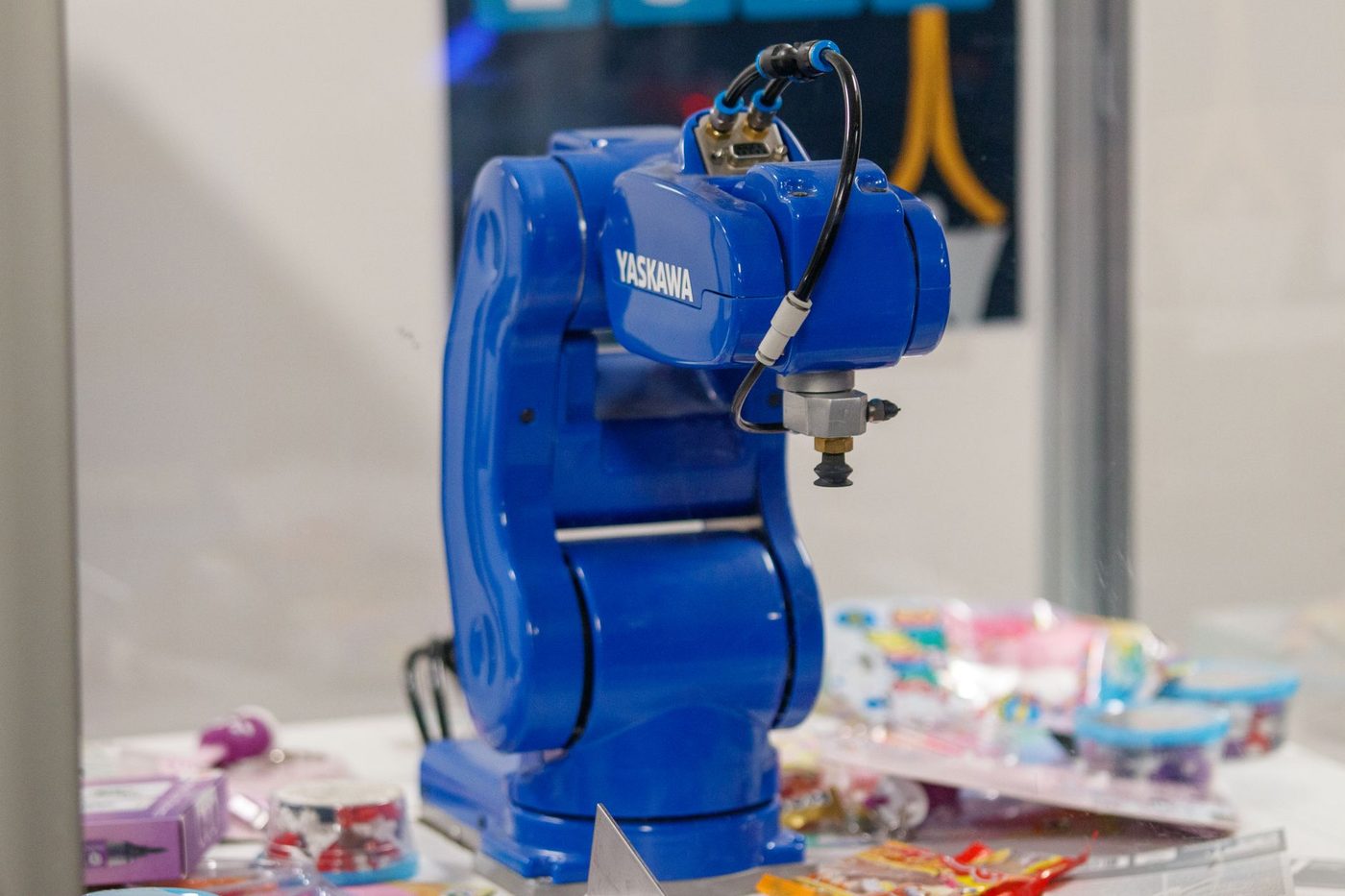 Robotarm beheerst professionele tafeltennis-services via geavanceerde bewegingsplanning