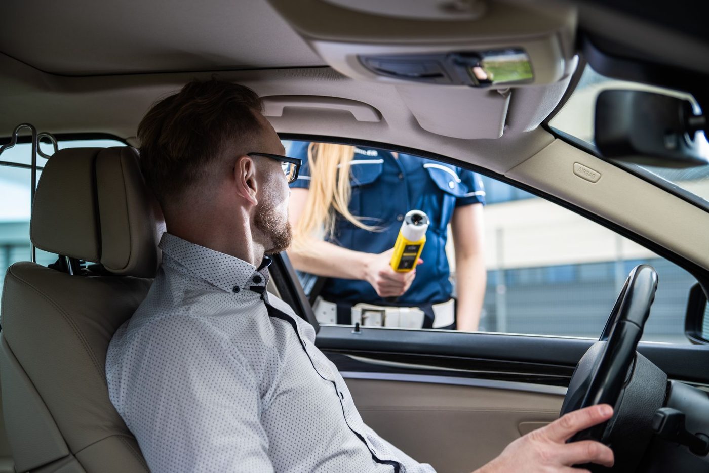 Dronken bestuurder verklaart tegen politie dat hij pooier is, terwijl zijn vrouw naast hem zit