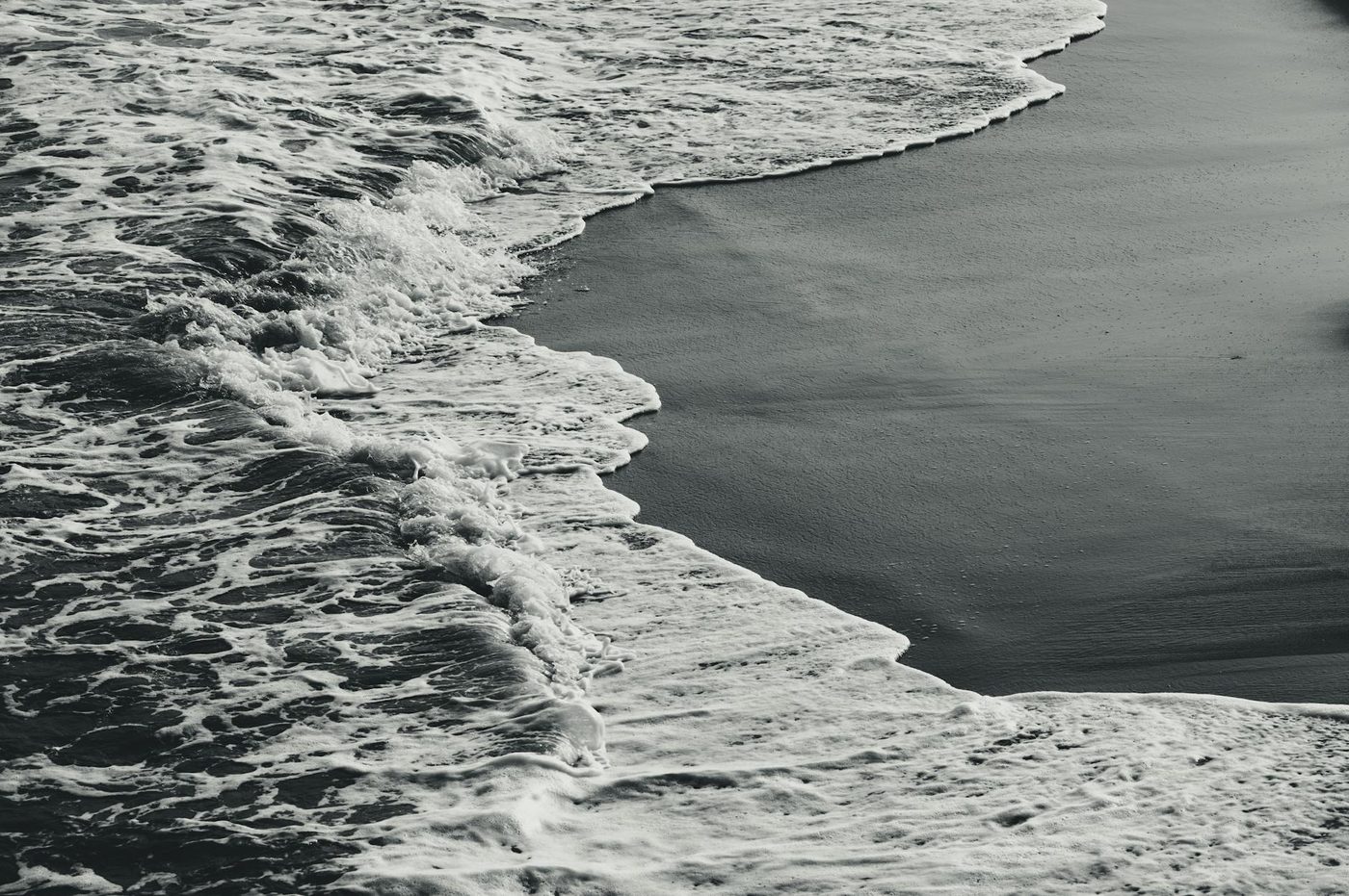 Lichaam in duikbroek aangespoeld op strand Westende, onderzoek naar doodsoorzaak gestart