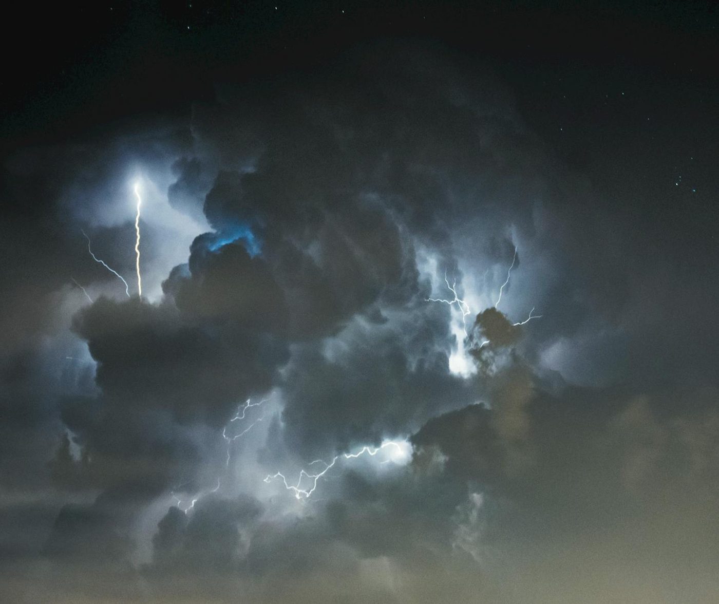 Zwarte gaten die hete sterren verscheuren mogelijk oorzaak van mysterieuze blauwe lichtflitsen in het heelal