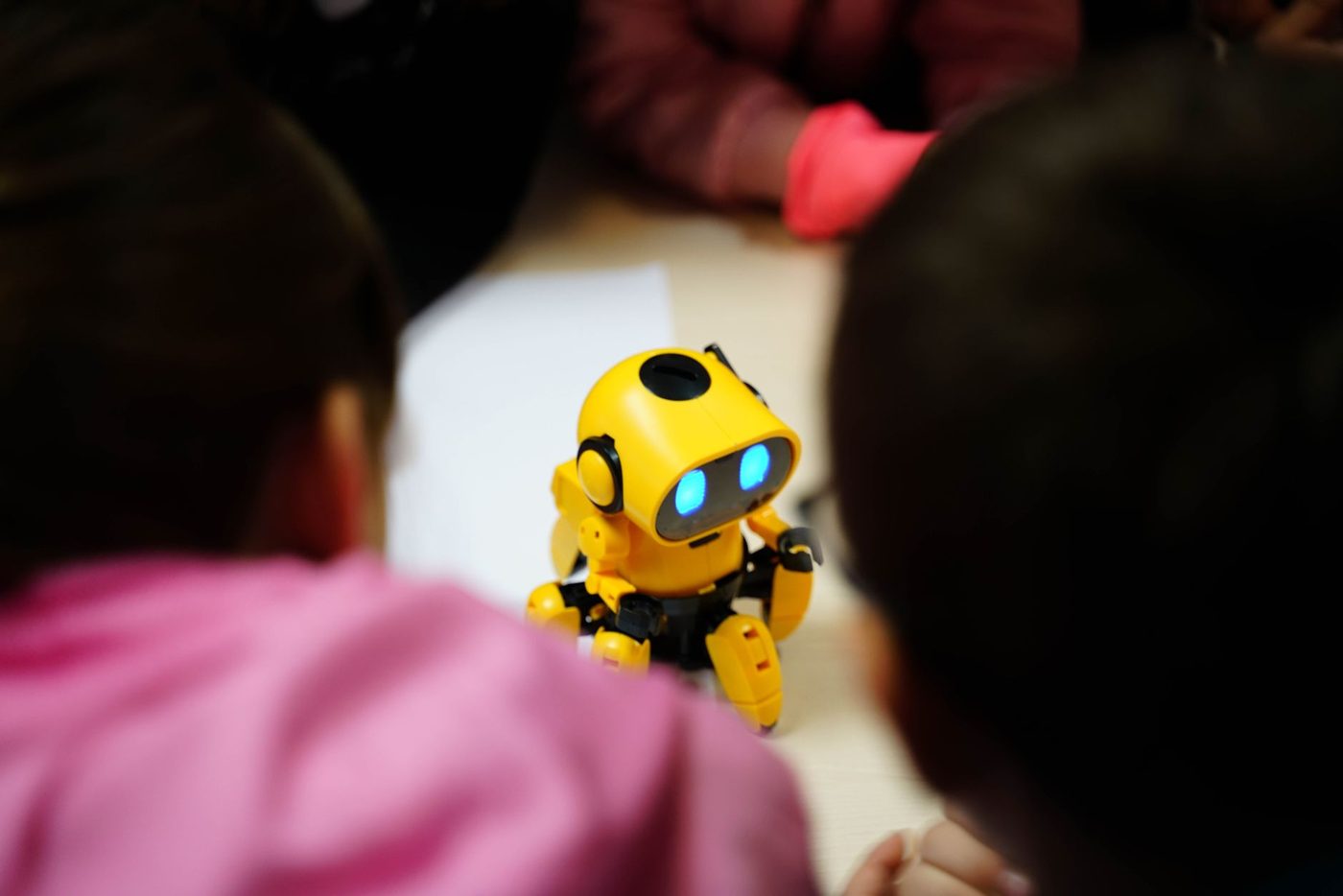 Nieuwe benchmark RobotEQ-Video richt zich op sociale intelligentie van robots via videoanalyse