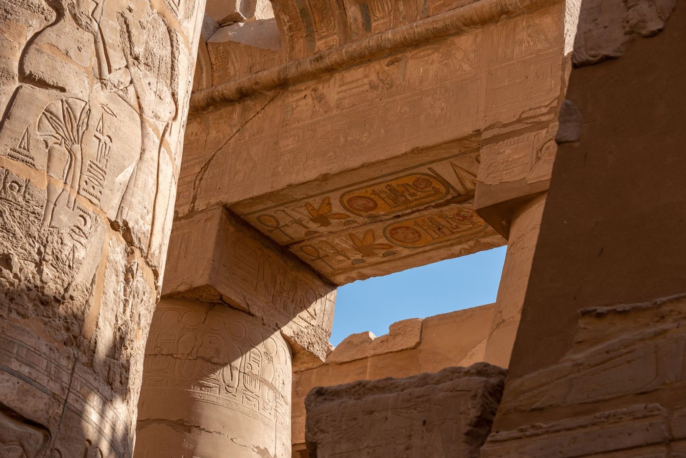 Gigantische beelden van farao Ramesses II ontdekt in Egypte