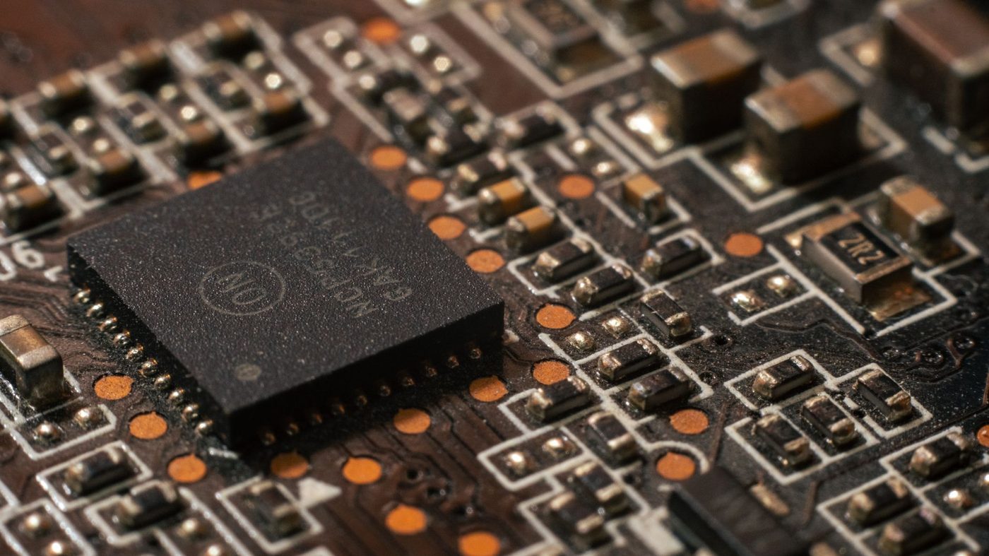 Onderzoekers tonen 200 mm wafer-schaal 3D-integratie van oxidehalfgeleiders voor AI-hardware