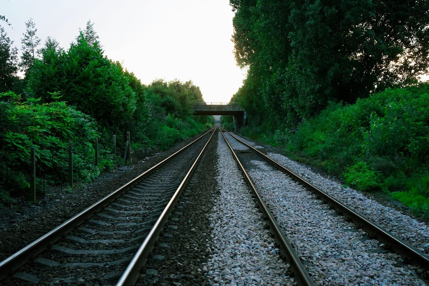 19-jarige staart op telefoon, loopt langs gesloten slagboom en wordt dodelijk gegrepen door trein