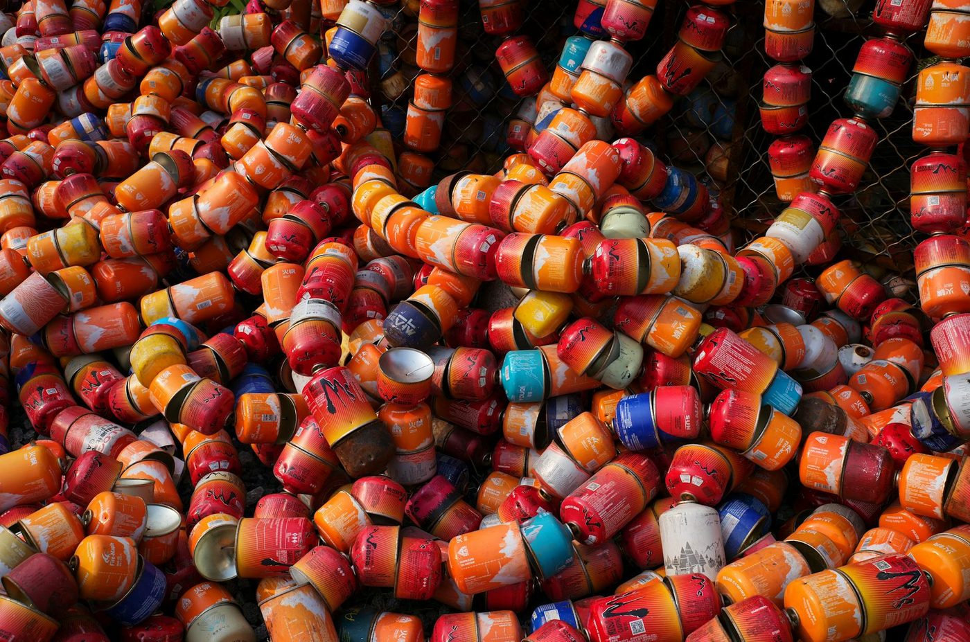 Brusselse politie rolt grootschalige lachgashandel op en neemt duizenden flessen in beslag