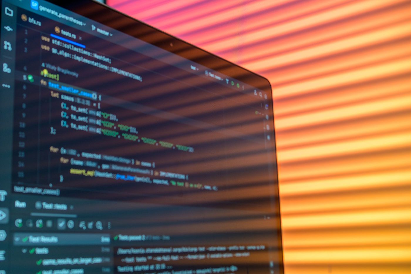 Code2LoRA introduceert hypernetwerk voor efficiëntere context in codemodellen