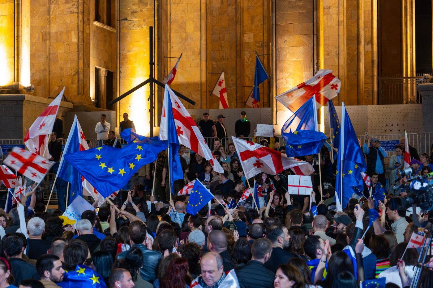Oppositielid bekogelt Kosovaarse premier met eieren in parlement: "Schaam je!"