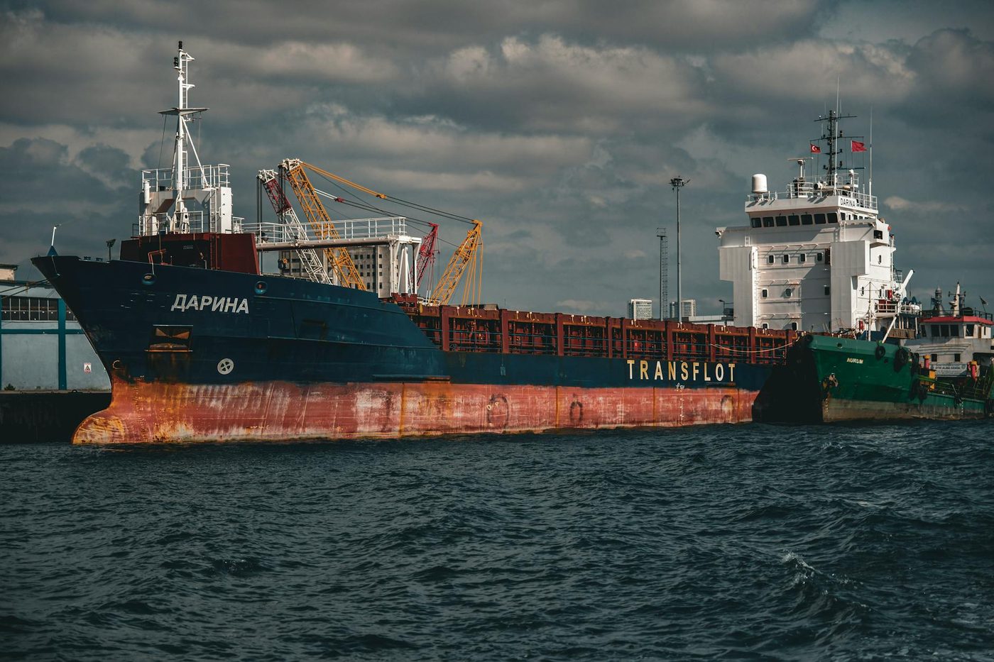 Spanningen in de Straat van Hormuz: VS zoekt Chinese steun, Iran toont raketcapaciteiten