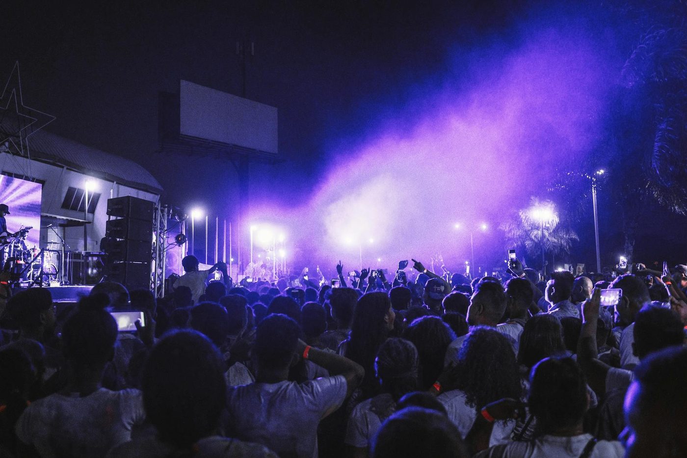 Tienduizenden bezoekers op illegale rave op militair terrein nabij Bourges