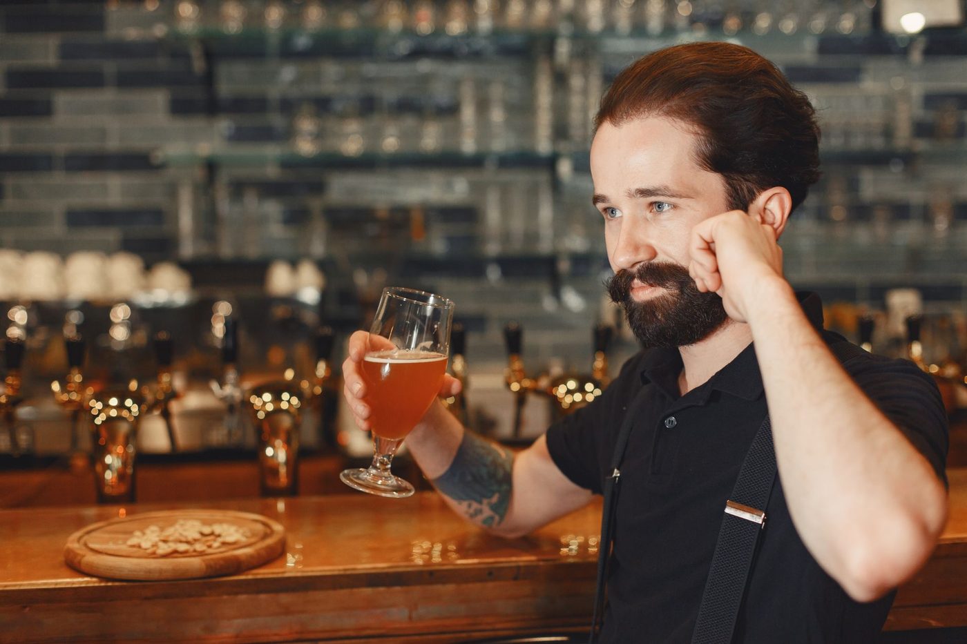 Zuckerberg krijgt glas Guinness voorgeschoteld — en dat gaat duidelijk niet lekker