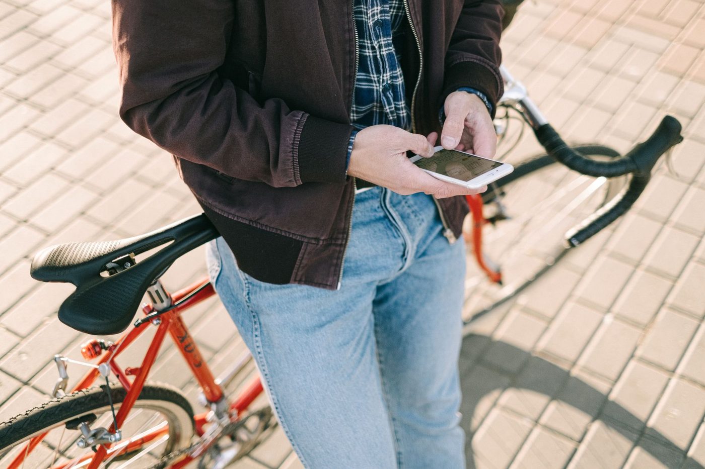Politie pakt smartphonegebruik op fiets en step landelijk aan