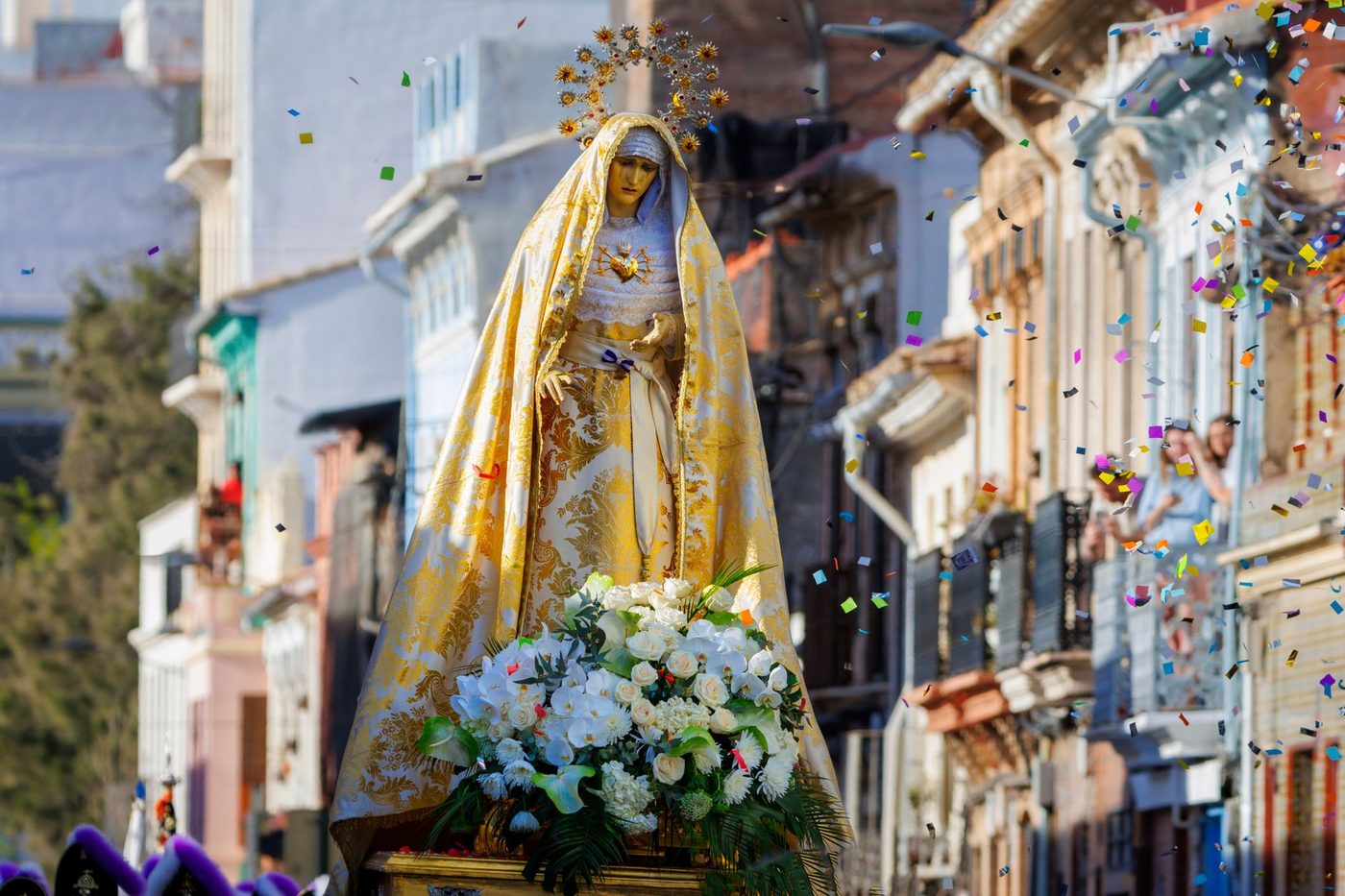 Sint-Niklaas krijgt vergulde Maria terug: 25.000 bladgoudstukjes op 52 meter hoogte