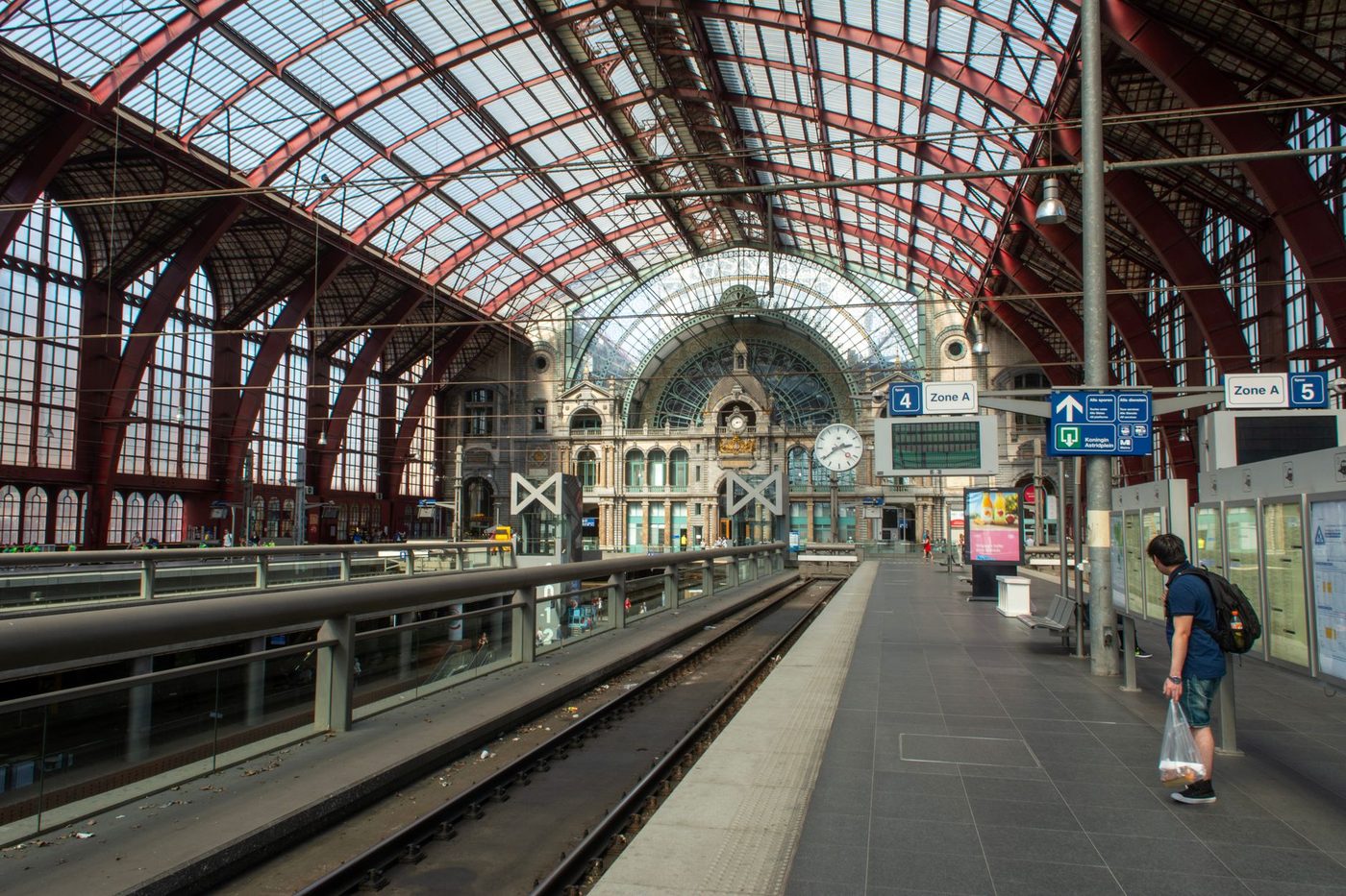 NMBS waarschuwt na levensgevaarlijke stunt: man klom uit rijdende trein in Diest