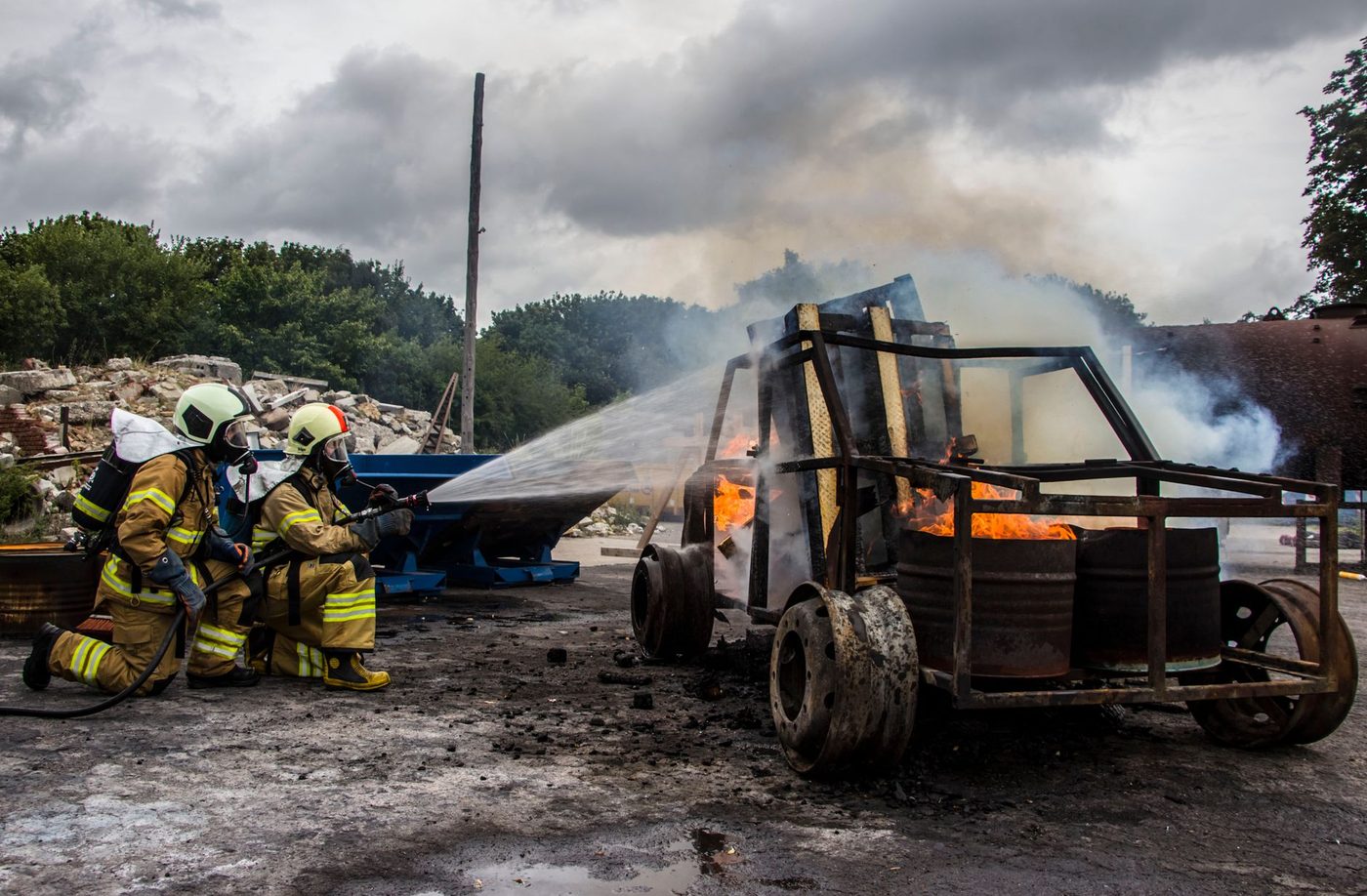 Auto gaat in vlammen op in Maasmechelen: politie pakt verdachte op na sporen brandstichting