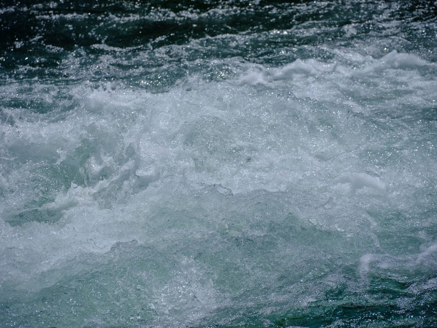Nieuw framework Fluid-Gen-Zero verbetert natuurgetrouwheid van vloeistofsimulaties in AI-video's